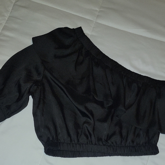 Tops - Chic Black Off-Shoulder Top